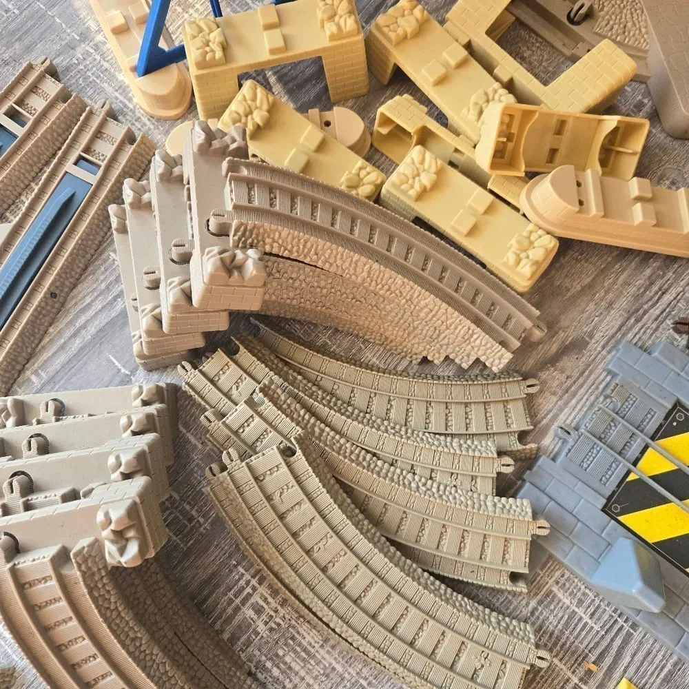 Trackmaster Thomas & Friends‎ ~ THOMAS AT TIDMOUTH SHEDS Incomplete 85pcs 2006
